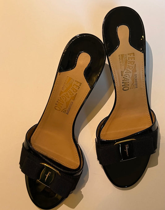 SALVATORE FERRAGAMO Vara Glory black