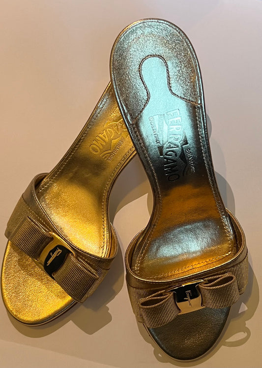 SALVATORE FERRAGAMO Vara Glory Gold