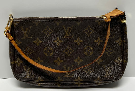 LOUIS VUITTON Pochette